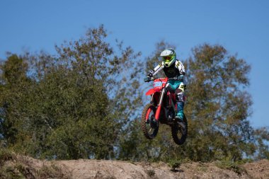 Orlando, Florida 'daki Orlando MX Park' ta 12-07-2024 'te halka açık bir etkinlikte motosiklet sürücüleri pratik yapıyor.