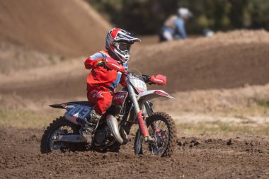 Orlando, Florida 'daki Orlando MX Park' ta 12-07-2024 'te halka açık bir etkinlikte motosiklet sürücüleri pratik yapıyor.