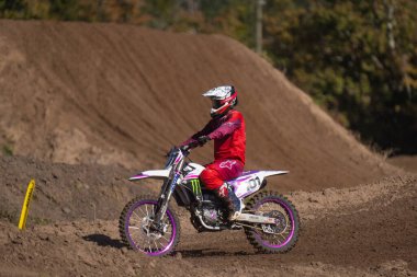 Orlando, Florida 'daki Orlando MX Park' ta 12-07-2024 'te halka açık bir etkinlikte motosiklet sürücüleri pratik yapıyor.