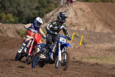 Orlando, Florida 'daki Orlando MX Park' ta 12-07-2024 'te halka açık bir etkinlikte motosiklet sürücüleri pratik yapıyor.