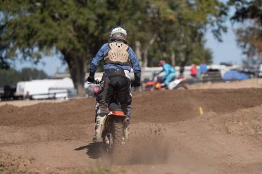 Orlando, Florida 'daki Orlando MX Park' ta 12-07-2024 'te halka açık bir etkinlikte motosiklet sürücüleri pratik yapıyor.