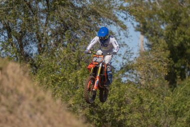 Orlando, Florida 'daki Orlando MX Park' ta 12-07-2024 'te halka açık bir etkinlikte motosiklet sürücüleri pratik yapıyor.