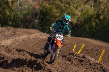 Orlando, Florida 'daki Orlando MX Park' ta 12-07-2024 'te halka açık bir etkinlikte motosiklet sürücüleri pratik yapıyor.