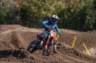 Orlando, Florida 'daki Orlando MX Park' ta 12-07-2024 'te halka açık bir etkinlikte motosiklet sürücüleri pratik yapıyor.