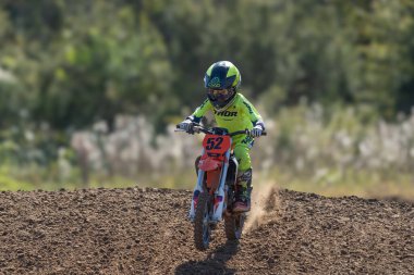 Orlando, Florida 'daki Orlando MX Park' ta 12-07-2024 'te halka açık bir etkinlikte motosiklet sürücüleri pratik yapıyor.