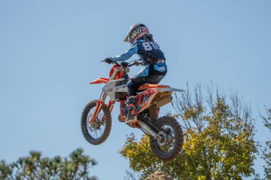 Orlando, Florida 'daki Orlando MX Park' ta 12-07-2024 'te halka açık bir etkinlikte motosiklet sürücüleri pratik yapıyor.
