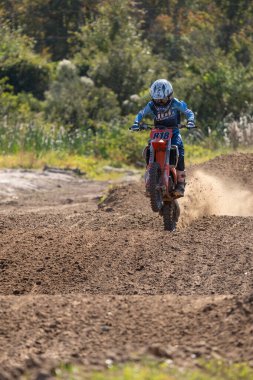 Orlando, Florida 'daki Orlando MX Park' ta 12-07-2024 'te halka açık bir etkinlikte motosiklet sürücüleri pratik yapıyor.