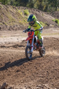 Orlando, Florida 'daki Orlando MX Park' ta 12-07-2024 'te halka açık bir etkinlikte motosiklet sürücüleri pratik yapıyor.