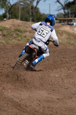Orlando, Florida 'daki Orlando MX Park' ta 12-07-2024 'te halka açık bir etkinlikte motosiklet sürücüleri pratik yapıyor.