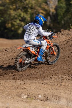 Orlando, Florida 'daki Orlando MX Park' ta 12-07-2024 'te halka açık bir etkinlikte motosiklet sürücüleri pratik yapıyor.