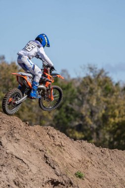 Orlando, Florida 'daki Orlando MX Park' ta 12-07-2024 'te halka açık bir etkinlikte motosiklet sürücüleri pratik yapıyor.