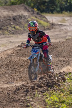 Orlando, Florida 'daki Orlando MX Park' ta 12-07-2024 'te halka açık bir etkinlikte motosiklet sürücüleri pratik yapıyor.