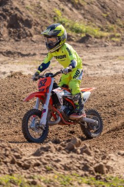 Orlando, Florida 'daki Orlando MX Park' ta 12-07-2024 'te halka açık bir etkinlikte motosiklet sürücüleri pratik yapıyor.