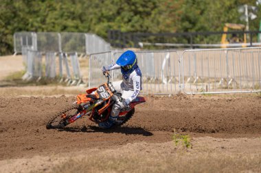 Orlando, Florida 'daki Orlando MX Park' ta 12-07-2024 'te halka açık bir etkinlikte motosiklet sürücüleri pratik yapıyor.