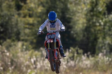 Orlando, Florida 'daki Orlando MX Park' ta 12-07-2024 'te halka açık bir etkinlikte motosiklet sürücüleri pratik yapıyor.