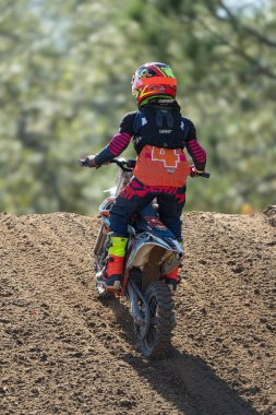 Orlando, Florida 'daki Orlando MX Park' ta 12-07-2024 'te halka açık bir etkinlikte motosiklet sürücüleri pratik yapıyor.