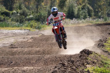 Orlando, Florida 'daki Orlando MX Park' ta 12-07-2024 'te halka açık bir etkinlikte motosiklet sürücüleri pratik yapıyor.