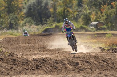 Orlando, Florida 'daki Orlando MX Park' ta 12-07-2024 'te halka açık bir etkinlikte motosiklet sürücüleri pratik yapıyor.