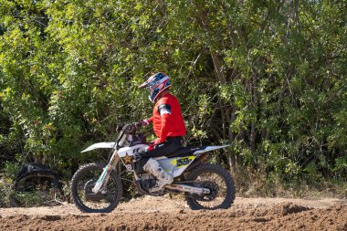 Orlando, Florida 'daki Orlando MX Park' ta 12-07-2024 'te halka açık bir etkinlikte motosiklet sürücüleri pratik yapıyor.