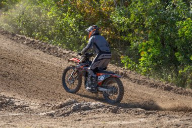 Orlando, Florida 'daki Orlando MX Park' ta 12-07-2024 'te halka açık bir etkinlikte motosiklet sürücüleri pratik yapıyor.