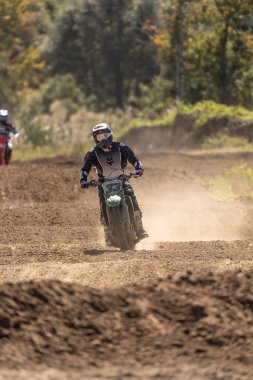 Orlando, Florida 'daki Orlando MX Park' ta 12-07-2024 'te halka açık bir etkinlikte motosiklet sürücüleri pratik yapıyor.