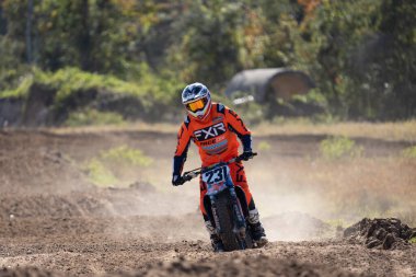 Orlando, Florida 'daki Orlando MX Park' ta 12-07-2024 'te halka açık bir etkinlikte motosiklet sürücüleri pratik yapıyor.