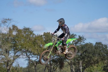 Orlando, Florida 'daki Orlando MX Park' ta 12-07-2024 'te halka açık bir etkinlikte motosiklet sürücüleri pratik yapıyor.