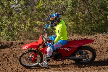Orlando, Florida 'daki Orlando MX Park' ta 12-07-2024 'te halka açık bir etkinlikte motosiklet sürücüleri pratik yapıyor.