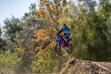 Orlando, Florida 'daki Orlando MX Park' ta 12-07-2024 'te halka açık bir etkinlikte motosiklet sürücüleri pratik yapıyor.