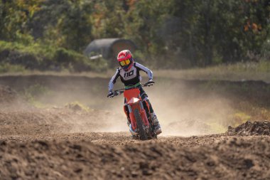 Orlando, Florida 'daki Orlando MX Park' ta 12-07-2024 'te halka açık bir etkinlikte motosiklet sürücüleri pratik yapıyor.