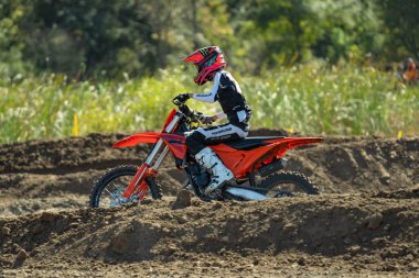 Orlando, Florida 'daki Orlando MX Park' ta 12-07-2024 'te halka açık bir etkinlikte motosiklet sürücüleri pratik yapıyor.