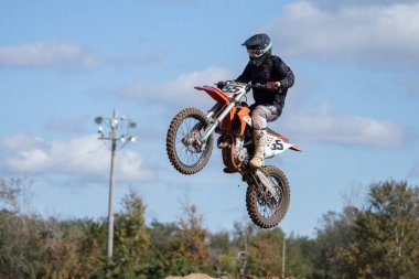 Orlando, Florida 'daki Orlando MX Park' ta 12-07-2024 'te halka açık bir etkinlikte motosiklet sürücüleri pratik yapıyor.