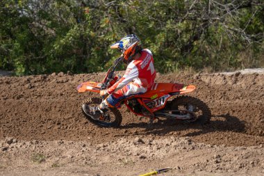 Orlando, Florida 'daki Orlando MX Park' ta 12-07-2024 'te halka açık bir etkinlikte motosiklet sürücüleri pratik yapıyor.