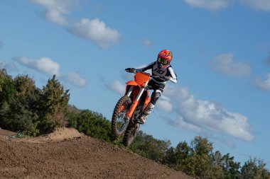 Orlando, Florida 'daki Orlando MX Park' ta 12-07-2024 'te halka açık bir etkinlikte motosiklet sürücüleri pratik yapıyor.