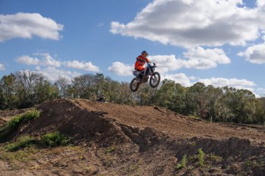 Orlando, Florida 'daki Orlando MX Park' ta 12-07-2024 'te halka açık bir etkinlikte motosiklet sürücüleri pratik yapıyor.