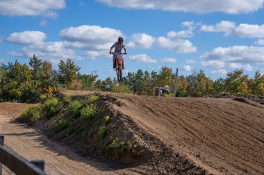 Orlando, Florida 'daki Orlando MX Park' ta 12-07-2024 'te halka açık bir etkinlikte motosiklet sürücüleri pratik yapıyor.