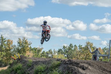 Orlando, Florida 'daki Orlando MX Park' ta 12-07-2024 'te halka açık bir etkinlikte motosiklet sürücüleri pratik yapıyor.