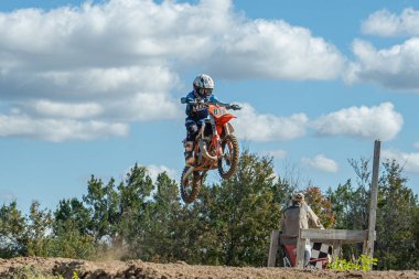 Orlando, Florida 'daki Orlando MX Park' ta 12-07-2024 'te halka açık bir etkinlikte motosiklet sürücüleri pratik yapıyor.