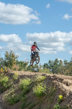Orlando, Florida 'daki Orlando MX Park' ta 12-07-2024 'te halka açık bir etkinlikte motosiklet sürücüleri pratik yapıyor.