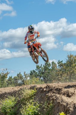 Orlando, Florida 'daki Orlando MX Park' ta 12-07-2024 'te halka açık bir etkinlikte motosiklet sürücüleri pratik yapıyor.