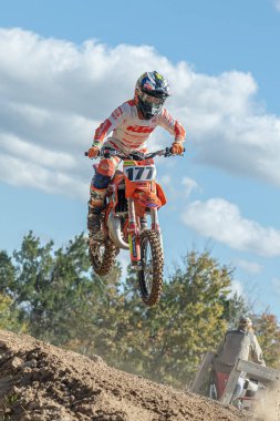 Orlando, Florida 'daki Orlando MX Park' ta 12-07-2024 'te halka açık bir etkinlikte motosiklet sürücüleri pratik yapıyor.