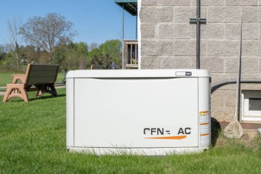 Jeneratör bir profesyonel tarafından bakıma alındı ve acil durumlar için gerekli enerjiyi sağlayacak.