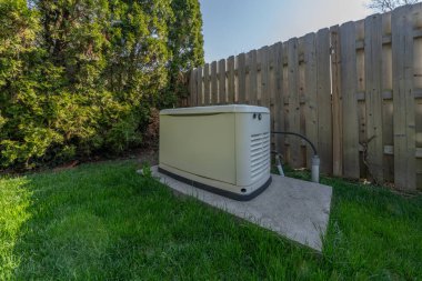 Ev jeneratörü bir profesyonel tarafından bakıma alındı ve şebeke kesintisi sırasında evinize elektrik sağlamaya hazır.