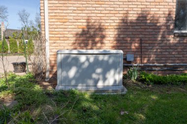 Ev jeneratörü bir profesyonel tarafından bakıma alındı ve şebeke kesintisi sırasında evinize elektrik sağlamaya hazır.