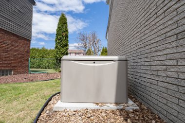 Ev jeneratörü bir profesyonel tarafından bakıma alındı ve şebeke kesintisi sırasında evinize elektrik sağlamaya hazır.