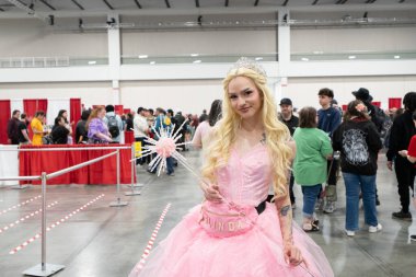 Motor City Comic Con sunuculuğunu Novi, Michigan 'daki Suburban Collection Showplace üstlendi.