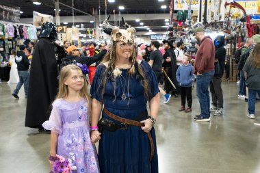 Motor City Comic Con sunuculuğunu Novi, Michigan 'daki Suburban Collection Showplace üstlendi.