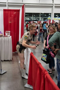 Motor City Comic Con sunuculuğunu Novi, Michigan 'daki Suburban Collection Showplace üstlendi.