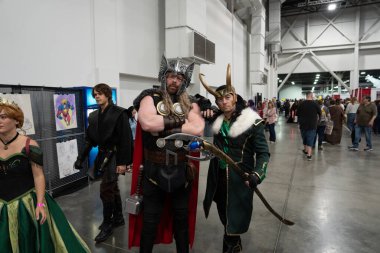 Motor City Comic Con sunuculuğunu Novi, Michigan 'daki Suburban Collection Showplace üstlendi.