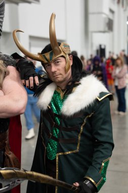 Motor City Comic Con sunuculuğunu Novi, Michigan 'daki Suburban Collection Showplace üstlendi.
